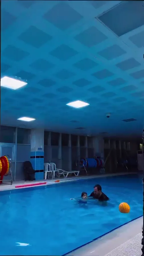 Havuzda su terapisi (hidroterapi) seansı