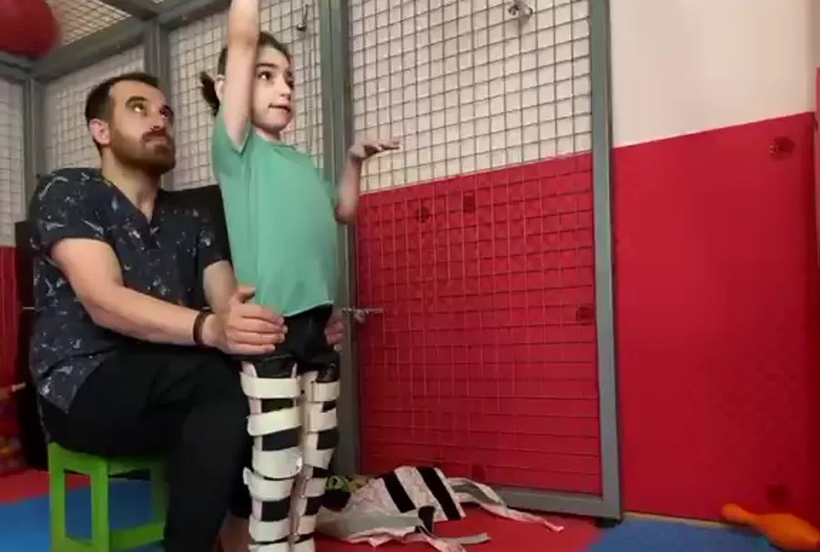 Duvar barında ortez destekli dik durma ve yürüme çalışması